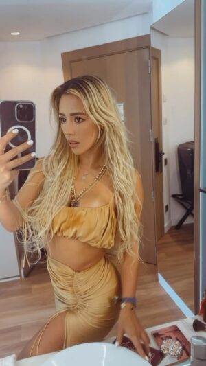 Stephanie Herela Instagram - Gold is one of my fav colours to dress , what’s yours?
Dorado es de mi colores fav para vestir 🤎 cuál es el tuyo? #reels #fyp