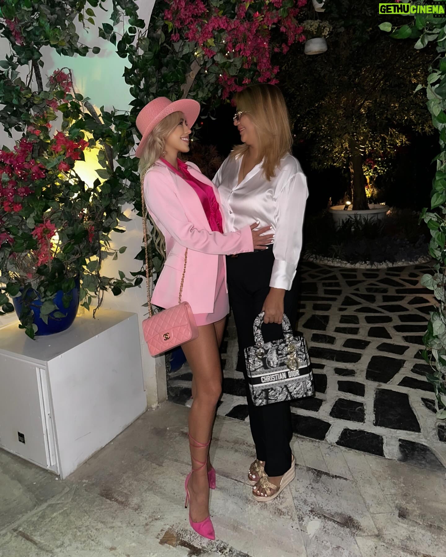 Stephanie Herela - 3 Likes - A todas las mujeres de mi vida les dedico un sincero homenaje 💕 , porque cada una me inspira a ser mejor cada día. ¡Feliz Día de la Mujer! 💕 💗 💕 💗 A mi madre, abuela y hermanas @maria_renee_limpias_ @camila.limpias @yvaxherela Rapha 🌹 enviándoles mucho amor y bendiciones 💕 Uds son mi pilar, mi fortaleza e inspiración Agradezco a Dios por sus vidas 🌹 Gracias por tanto amor y apoyo 🫶🏻