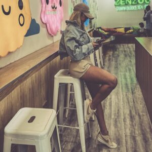 Stephanie Herela Instagram - Somos de quien nos dedica tiempo ⏱️ aún sabiendo que somos insoportables 🩶 
@nike #fan