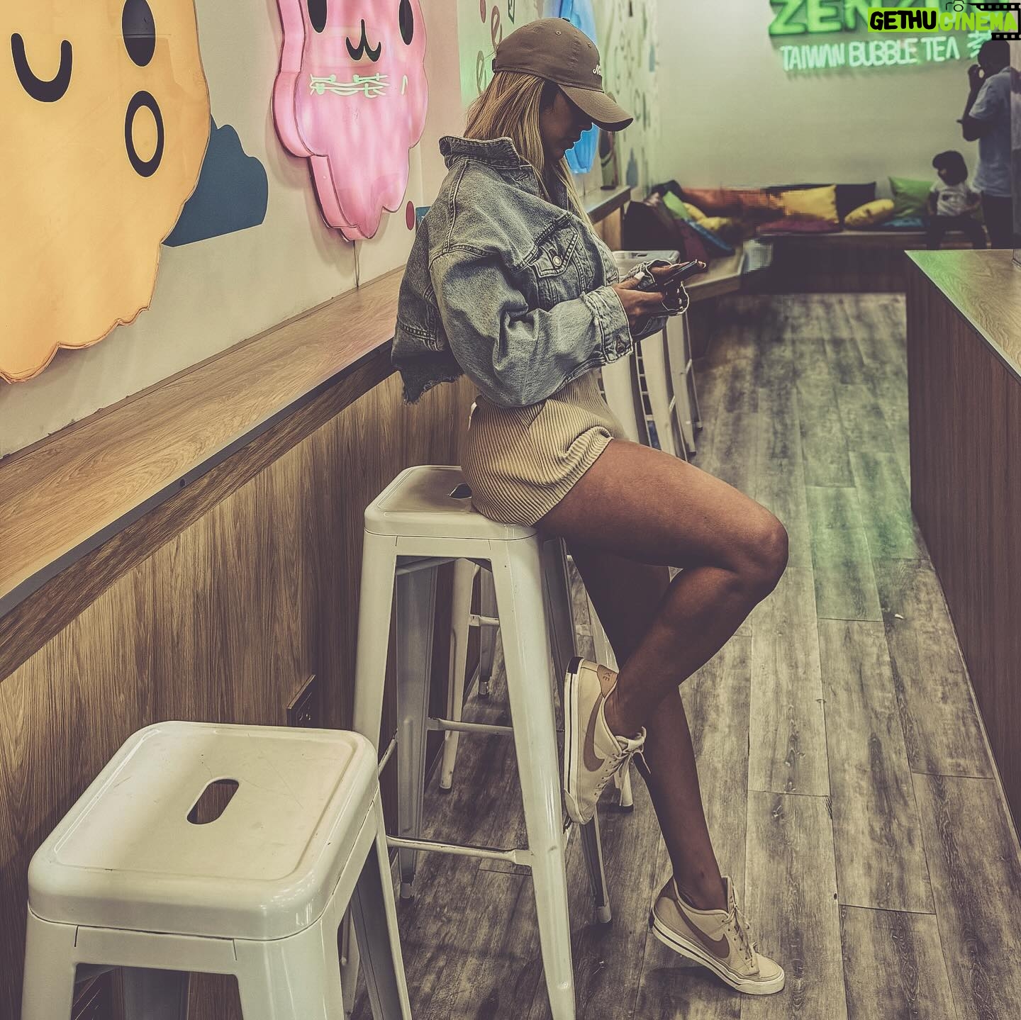 Stephanie Herela - 3 Likes - Somos de quien nos dedica tiempo ⏱️ aún sabiendo que somos insoportables 🩶
@nike #fan