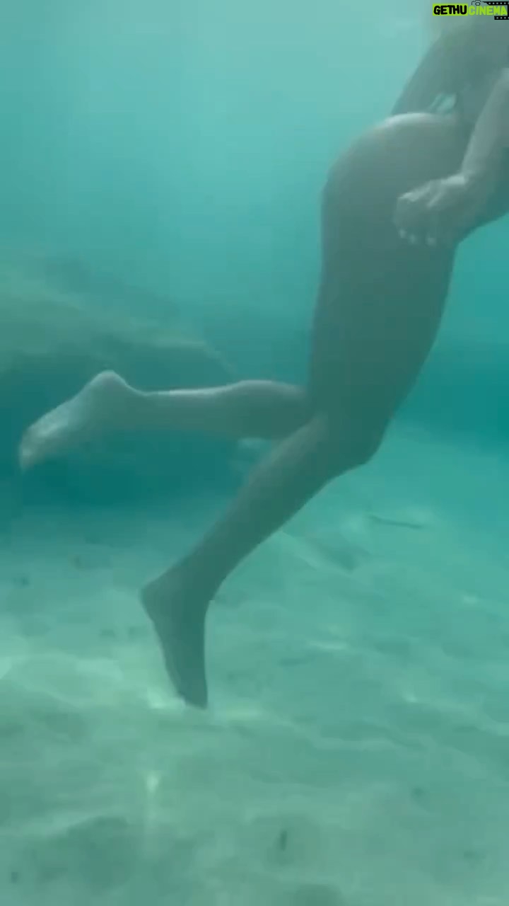 Stephanie Herela - 807 Likes - Ibiza fue un destino que definitivamente repetiré en un próximo verano, para ser honesta ame ame ese lugar, es maravilloso, aprendí mucho de ese viaje, me di cuenta de muchas cosas y quedé agradecida con Dios por permitirme tener esta experiencia de vida, recuerdo que uno de esos días de playa sentada a la orilla Del Mar recordé una conversación que tuve con mi abuelo de pequeña y le hize una video llamada para hablar con el abuelo y es que cuando yo era pequeña me preguntaban que harás de grande y siempre respondía mi sueño es viajar el mundo! Así llame al abuelo y me dice el: en que lugar del mundo andas ? Y le digo Ibiza y el me dice que lindo hija verte cumplir tus sueños y me pregunto sobre todas las ciudades y países que he viajado y charlamos tan lindo con ese sonido de fondo de las olas chocando en la orilla y yo conversando con el hombre más sabio e importante de mi vida mi abuelo! Dios lo bendiga siempre ! Que experiencia tan hermosa soy una mujer agradecida y feliz por esta vida! Que vida bella carajo!!!!!