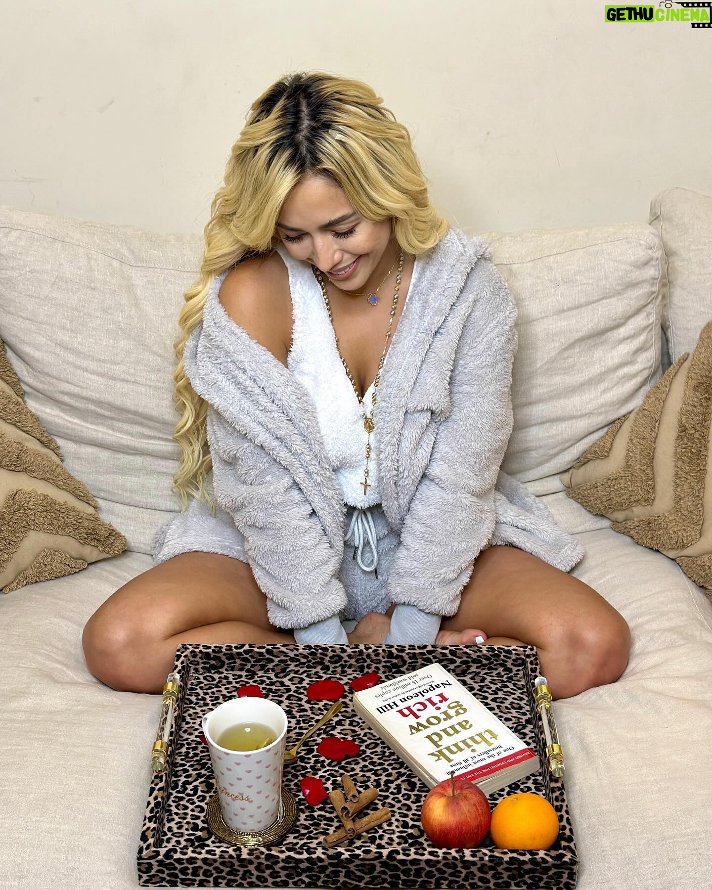 Stephanie Herela - 278 Likes - Your CosyChic Set ( 3 pieces ) - Pearl Grey
Model : @stephanieherela