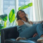 Stephanie Herela Instagram - Un nuevo año se acerca, y yo en estos últimos días he estado revisando mi galería para postear mucho contenido que tengo sin publicar aún, y veo los diferentes looks y colores de cabello que he tenido, lo cual me trae la pregunta y quiero preguntarles gente linda!!!???? denme un consejo debería cambiar mi cabello a corto y oscuro? Ahora lo tengo largo y rubio que opinan? Los leo 👀 Opiniones ????