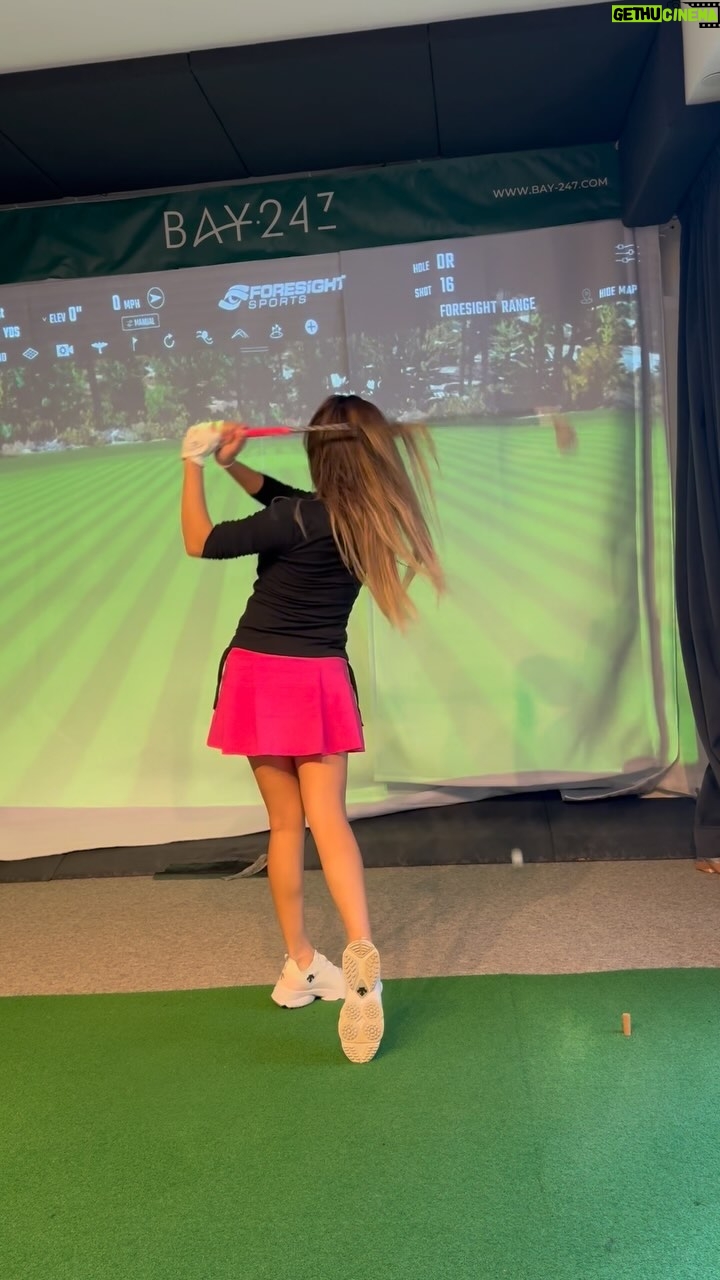 Stephanie Ho Instagram - I’ve seen golf girls on instagram wearing their hair down when they swing and I’ve always wondered how do they see the ball? Well this time I tried it myself 💓 and the simple answer is - they don’t 🙂 Have a good Sunday everyone🫂 take it easy🫂 #golfgirls #hkgolfer #golfhk