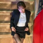 Stephanie Ho Instagram - 2024年第一個月一眨眼已過⭐️ 這個月應該是我31年過得最勤力的一月。這個月來一直把自己的行程表排得滿滿，對比以往以為自己一天只能做一件事來說，只能說原來過了30還可以蠻多可能性的。 作為一年之首，當然也離不開很多對於今年的打算。一般我會3月才開始想😂 但2024 竟然頭1個月已經把這一年的計劃打算好了～wow～ 以往那焦慮的性格 — 原來可以化成行動力❤️‍🔥 好吧，2024 bring it on！ Hair: @greencheung @admixhairstyling Blazer: @alexandermcqueen Heels: @versace 📸 @sohok