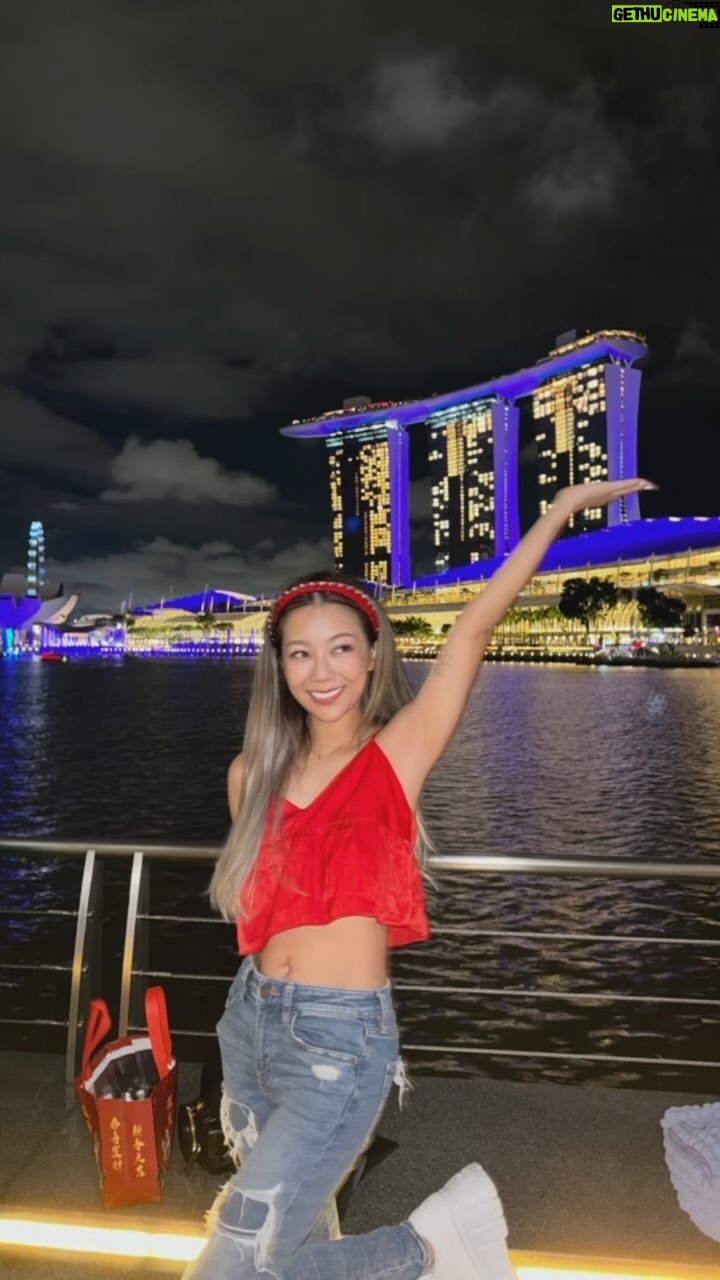 Stephanie Ho Instagram - First work trip of 2024 and we are in Singapore!!! 🇸🇬 Absolutely loveeeee the food here and I’m so excited for our next stop too kekkeeke❤️ Thanks for coming to surprise me @_monicalau_ and @lauyankay for taking care of meeeee💓 love our team @chillsolution Stay tuned for @hk.hoy And guess where we are going next in the comments!!!🔥🔥🔥