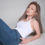 Stephanie Ho Instagram - 路 如常地昂首飛奔闊路 路障 我會全力跳高 🐎 @movingpicturescrew top: @jeanpaulgaultier jeans: @yproject_official heels: @daccori_ styling director: @derekho_ styling: @willng_cc @creativecoven_ makeup: @tam_leoo hair: @singsing113 @artify.lab photographer: @javiswproduction photography assistant: @ken12715 #野馬 #何雁詩