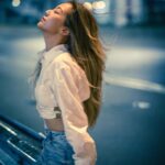 Stephanie Ho Instagram - 不怕去亂撞 我只會衝向我願望 哪需怕一世沒有護航 到荒野看遠處那星光奔往 🌟 𝟐𝟎𝟐𝟒.𝟎𝟓.𝟎𝟔 𝟐𝟏:𝟎𝟎 𝐌𝐕首播 𝟐𝟎𝟐𝟒.𝟎𝟓.𝟎𝟕 𝟎𝟎:𝟎𝟎 各大音樂平台上架 朝無盡發放🔥🐎 #野馬 #stephanieho #何雁詩 #movingpicturescrew