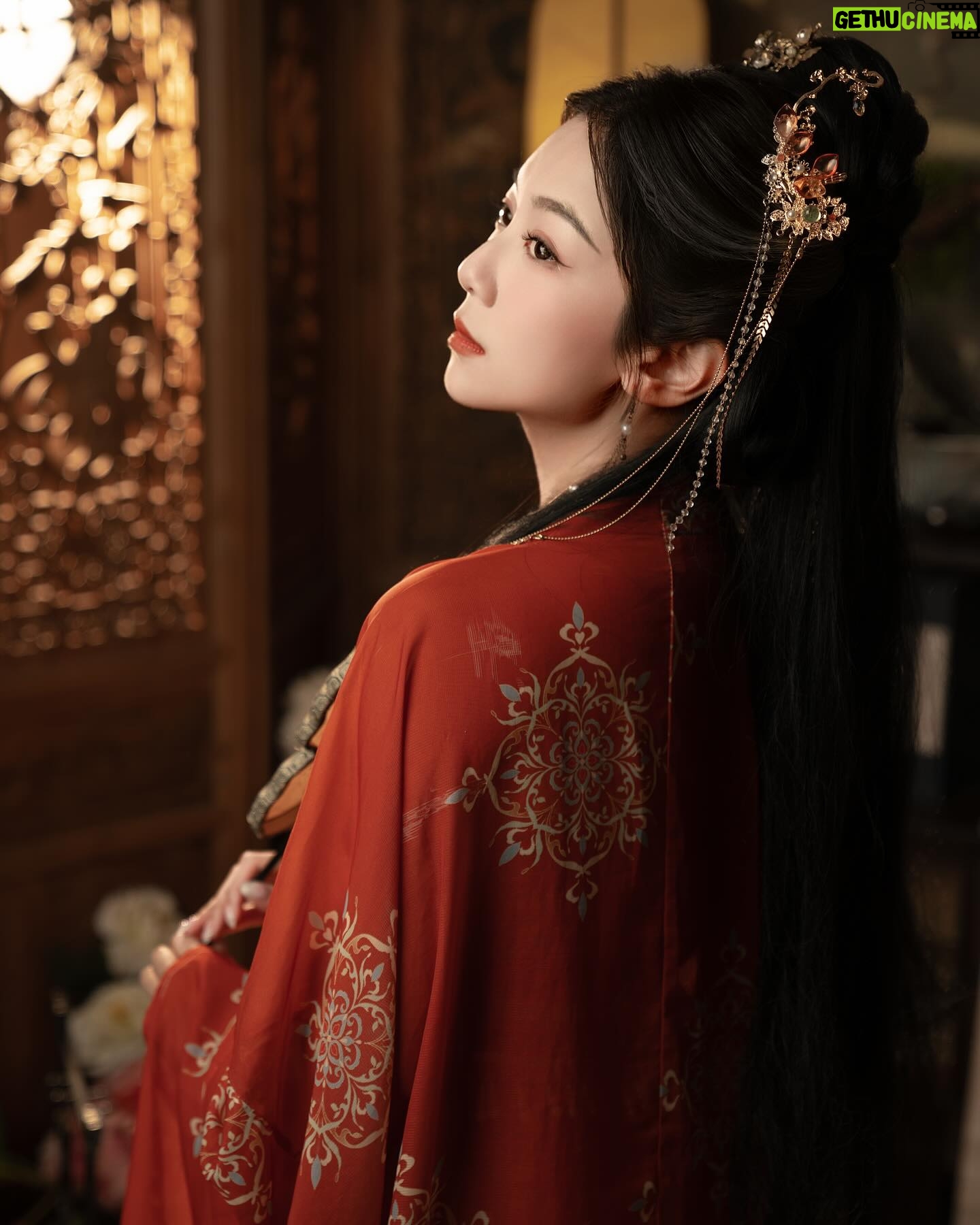 Stephanie Ho Instagram - 赤口 let’s go😛 A lot of girls like to take kimono pictures in Japan and I was thinking how it’d be like to take Chinese costume pics in China😂 Previously i went to chengdu and I asked the locals to do a Chinese photoshoot with their choice of editing, and this is what came out! It took me a while to decide if I should post this but, what do u think?😜 it reminds me a lot of when I was shooting tvb dramas of the ancient Chinese eras, n I actually preferred those over modern dramas! It’s very interesting to see how everyone’s perspective of beauty differs, and although I prefer my photos unedited, it’s fun to see how real pictures of myself can look like it’s A.I. processed 💓 take it easy Happy new year! #chengdu #whodis