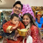 Stephanie Ho Instagram - 鄭氏一家三口祝大家龍年新年行大運💓💓💓 ㊗️ 身體健康 ㊗️ 一帆風順 小朋友快高長大～ 學業進步～ 笑口常開～ 大朋友龍馬精神～ 生意興隆～ 萬事如意～ 單身朋友仔 快d搵到適合嘅另一半～ 已婚朋友仔繼續幸福美滿甜甜蜜蜜💓 We want to wish you all a healthy and prosperous year of the dragon!! 🐉 The best is yet to come, let’s all get excited for what’s headed your way. From our family to yours:)