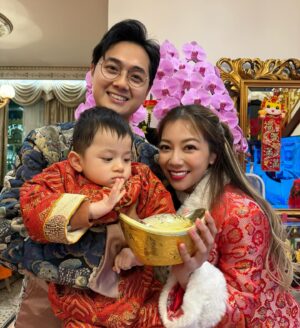 Stephanie Ho Instagram - 鄭氏一家三口祝大家龍年新年行大運💓💓💓

㊗️ 身體健康
㊗️ 一帆風順

小朋友快高長大～ 學業進步～ 笑口常開～
大朋友龍馬精神～ 生意興隆～ 萬事如意～

單身朋友仔 快d搵到適合嘅另一半～
已婚朋友仔繼續幸福美滿甜甜蜜蜜💓

We want to wish you all a healthy and prosperous year of the dragon!! 🐉 
The best is yet to come, let’s all get excited for what’s headed your way. 

From our family to yours:)