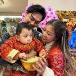 Stephanie Ho Instagram - 鄭氏一家三口祝大家龍年新年行大運💓💓💓 ㊗️ 身體健康 ㊗️ 一帆風順 小朋友快高長大～ 學業進步～ 笑口常開～ 大朋友龍馬精神～ 生意興隆～ 萬事如意～ 單身朋友仔 快d搵到適合嘅另一半～ 已婚朋友仔繼續幸福美滿甜甜蜜蜜💓 We want to wish you all a healthy and prosperous year of the dragon!! 🐉 The best is yet to come, let’s all get excited for what’s headed your way. From our family to yours:)