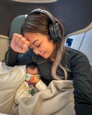 Stephanie Ho Instagram - 冬至快樂！❄️☃️

祝大家和家人過一個暖笠笠的冬至💓

✈️ 
Asher’s been sleeping bad lately when we’re out and I got him this mini eye mask and it worked wonders😋 he’s super fidgety but one it’s on he switches off like magic 🥰 and also it has to be used under supervision! Voila!

#dz #dzdzdzdz