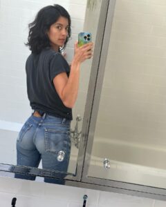 Stephanie Sigman Instagram - 🇳🇿 💙 1. Favorite jeans of the season 2. Takapuna 3. Auckland Zoo 4. Mama Working 5. 🚀 hugger 6. Hawk ( with a kiwi accent) 7. Joy and I about to watch ‘THE PICTURE OF DORIAN GRAY’ play with the most mind Blowing performance of #ErynJeanNorvill 🙌🏽👏🏽 8. Happiness 9. Black Sand beach 10. Best bussiness name