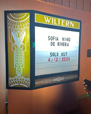 Stephanie Sigman Instagram - Anoche Me salieron más líneas de expresión de las risas! 
Gracias @cristinarodlo 👌🏽💕
 @sofffiaaa1 SOLD OUT @ The Wiltern 🔥