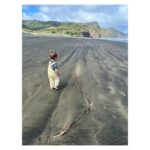 Stephanie Sigman Instagram – 🇳🇿 💙

1. Favorite jeans of the season 
2. Takapuna 
3. Auckland Zoo
4. Mama Working 
5. 🚀 hugger 
6. Hawk ( with a kiwi accent) 
7. Joy and I about to watch ‘THE PICTURE OF DORIAN GRAY’ play with the most mind Blowing  performance of #ErynJeanNorvill 🙌🏽👏🏽
8. Happiness 
9. Black Sand beach 
10. Best bussiness name