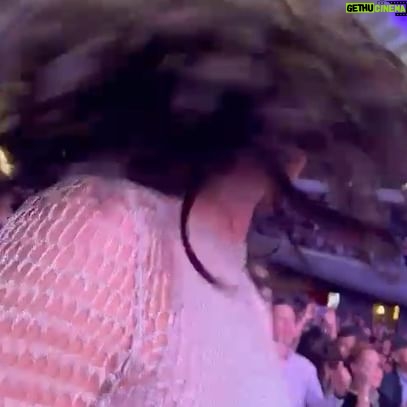 Stephanie Sigman Instagram - Sintiéndolo mucho…Siempre Anoche me cagó un pájaro - buenisima suerte no ? - @jsabinaoficial le dedico una canción a mi amigo @cealcuadrado .Nos dieron las 10 y las 11, las 12 y la una … y la pasamos de lo más lindo. @marabarros me cautivó hasta los huesos Solo extrañamos a @leivaoficial_ y a @leondearanoa 💋 Eres grande @jsabinaoficial ❤️🔥