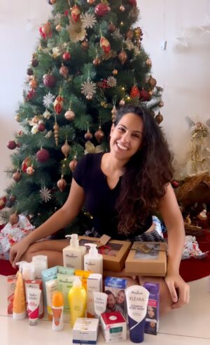 Stephanie Siriwardhana Instagram - 🤩🎁 Giveaway Time! 🎁🤩
.
You can win the entire @dreamronsrilanka product range worth 35,000/- and all you got to do is: 
.
✅ Follow my profile 🥰
.
✅ Follow @dreamronsrilanka ♥️
.
✅ Tell me what you love about Christmas & your Wish for the New Year 🎄🤩
.
✅ Tag 2 of your friends 
.
✅ BONUS ENTRIES if you share this on your stories tagging @dreamronsrilanka & @stephaniesiriwardhana 
.
I'll be announcing the Lucky winner on the 30th of Dec! Good luck! 🥰♥️🎁🤩 #worldclassyou