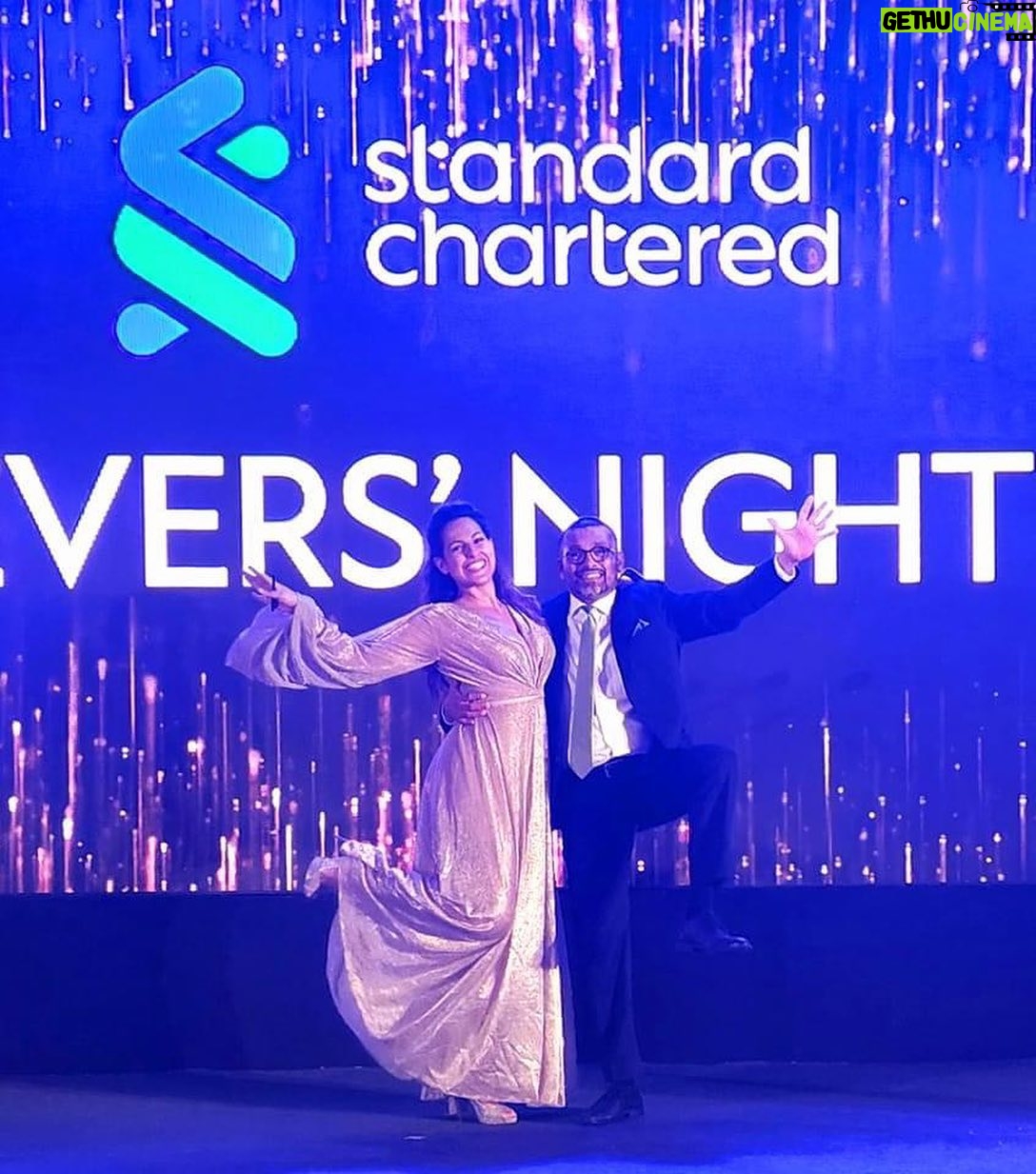 Stephanie Siriwardhana Instagram - Had an awesome time hosting & singing at the @stanchartsl Achievers night with @kumardesilva.official ♥️ . #gig #host #sing #kumar #blue #green #gold #srilanka