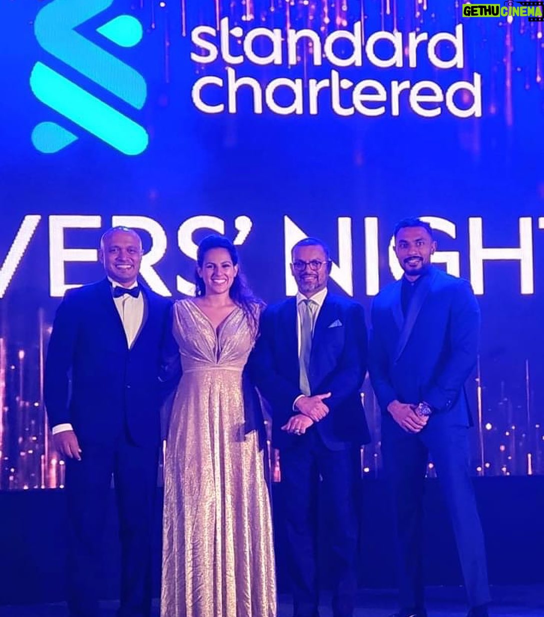 Stephanie Siriwardhana Instagram - Had an awesome time hosting & singing at the @stanchartsl Achievers night with @kumardesilva.official ♥️ . #gig #host #sing #kumar #blue #green #gold #srilanka