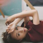 Stephy Tang Lai-Yan Instagram - 聆聽自己身體的聲音 並不是一件奢侈的事 這是不要離「我」太遠的過程 探索自我可能是一輩子的事 默默的 可能你會發現 一些很容易會被忽略的意識 碎碎的念頭 這些那些 都會累積起來成為一些改變 #FigaroDigitalCover #madamefigarohk #loropiana Hair: @myos_ritzlam Makeup : @cyruslee_bridal_makeup