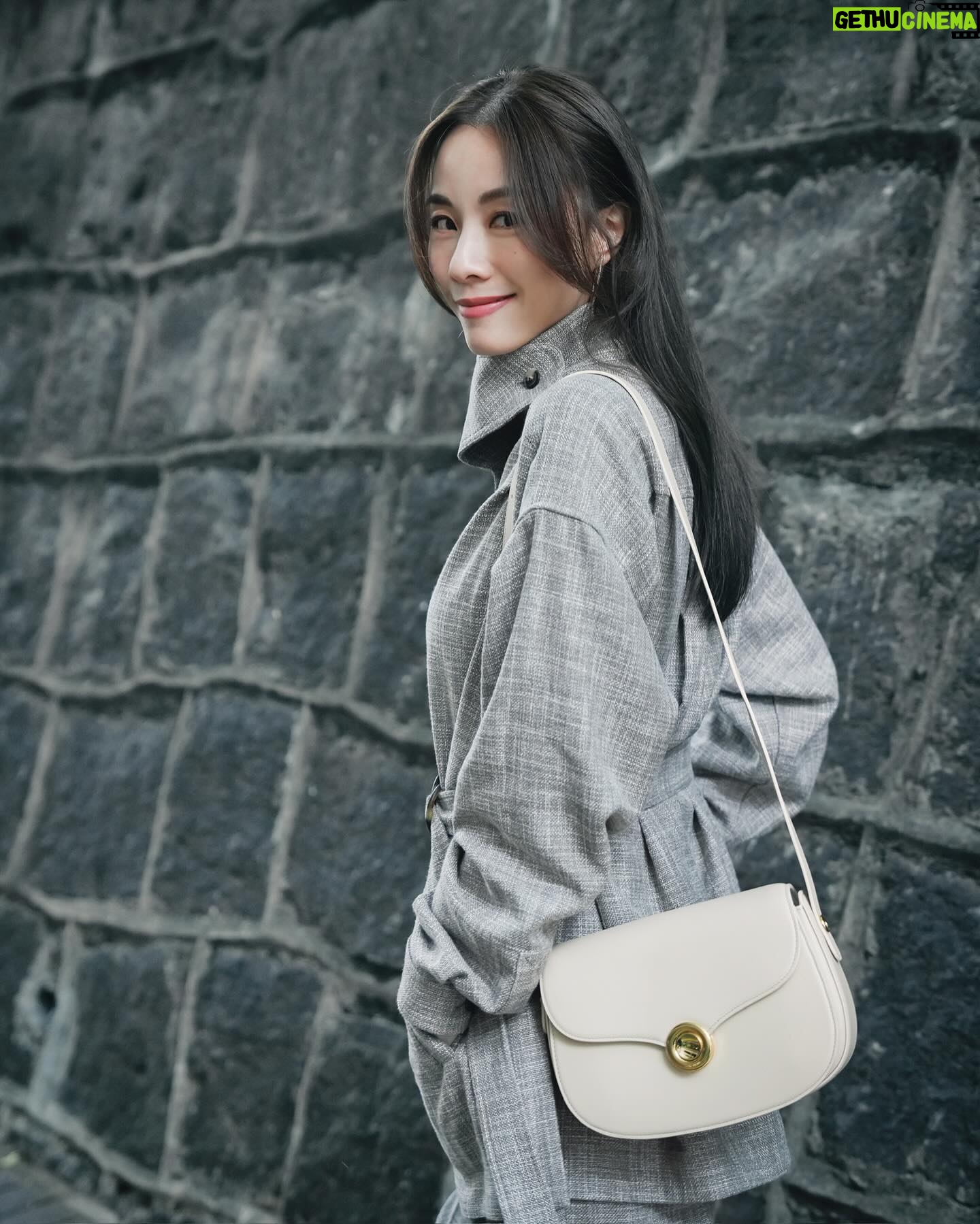 Stephy Tang Lai-Yan Instagram - 昨日day1再投入新戲劇組🎬 今次角色 都算係一個大挑戰😎 有三樣事情都沒有或極少接觸過 需要學習和練習的 遲d再同大家分享更多😃 昨晚拍到凌晨 今天睡醒都下午了 雖然天氣不是太好 濕濕悶悶暗暗的 但出來大步走一走 呼吸一下濕潤的微涼空氣 證明一下壞天氣下仍然可以有好心情♥️ @loropiana #loropiana #loropianaghierabag