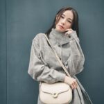 Stephy Tang Lai-Yan Instagram - 昨日day1再投入新戲劇組🎬 今次角色 都算係一個大挑戰😎 有三樣事情都沒有或極少接觸過 需要學習和練習的 遲d再同大家分享更多😃 昨晚拍到凌晨 今天睡醒都下午了 雖然天氣不是太好 濕濕悶悶暗暗的 但出來大步走一走 呼吸一下濕潤的微涼空氣 證明一下壞天氣下仍然可以有好心情♥️ @loropiana #loropiana #loropianaghierabag