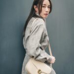 Stephy Tang Lai-Yan Instagram - 昨日day1再投入新戲劇組🎬 今次角色 都算係一個大挑戰😎 有三樣事情都沒有或極少接觸過 需要學習和練習的 遲d再同大家分享更多😃 昨晚拍到凌晨 今天睡醒都下午了 雖然天氣不是太好 濕濕悶悶暗暗的 但出來大步走一走 呼吸一下濕潤的微涼空氣 證明一下壞天氣下仍然可以有好心情♥️ @loropiana #loropiana #loropianaghierabag