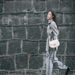 Stephy Tang Lai-Yan Instagram - 昨日day1再投入新戲劇組🎬 今次角色 都算係一個大挑戰😎 有三樣事情都沒有或極少接觸過 需要學習和練習的 遲d再同大家分享更多😃 昨晚拍到凌晨 今天睡醒都下午了 雖然天氣不是太好 濕濕悶悶暗暗的 但出來大步走一走 呼吸一下濕潤的微涼空氣 證明一下壞天氣下仍然可以有好心情♥️ @loropiana #loropiana #loropianaghierabag