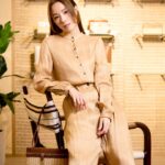 Stephy Tang Lai-Yan Instagram - 帶着還未度假完的心情🌞 回來出席放假後的第一個活動 剛好也是充滿度假感覺的系列🤎 還好，大家都說我沒有曬黑 放心晒🤭 #LoroPianaResort #LoroPiana @loropiana