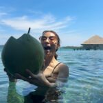 Stephy Tang Lai-Yan Instagram - 又大又圓的⋯ 椰子🤭 香港好像又要準備下雨了 送你們晴天☀️ #我好似曬黑左少少 #少少啦 #我已經盡左力 #用左4支防曬