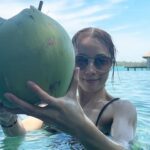 Stephy Tang Lai-Yan Instagram - 又大又圓的⋯ 椰子🤭 香港好像又要準備下雨了 送你們晴天☀️ #我好似曬黑左少少 #少少啦 #我已經盡左力 #用左4支防曬
