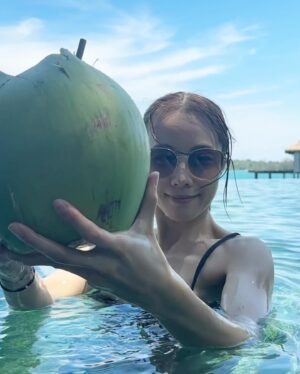 Stephy Tang Lai-Yan Instagram - 又大又圓的⋯
椰子🤭
香港好像又要準備下雨了
送你們晴天☀️

#我好似曬黑左少少
#少少啦
#我已經盡左力
#用左4支防曬