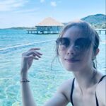 Stephy Tang Lai-Yan Instagram - 又大又圓的⋯ 椰子🤭 香港好像又要準備下雨了 送你們晴天☀️ #我好似曬黑左少少 #少少啦 #我已經盡左力 #用左4支防曬