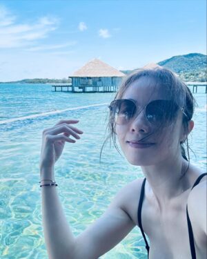 Stephy Tang Lai-Yan Instagram - 又大又圓的⋯
椰子🤭
香港好像又要準備下雨了
送你們晴天☀️

#我好似曬黑左少少
#少少啦
#我已經盡左力
#用左4支防曬