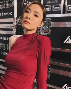 Stephy Tang Lai-Yan Instagram - 相隔多年
龍威和憫情終於再合體了
不過今次係唱歌仔
多謝龍威 @tinyeyes39 邀請
繼續good show🎉🎉🎉

#我無一張清楚嘅台上合照
#有無人有可以send比我
#龍威
#憫情
#鄭中基世界巡迴演唱會2024香港站 

styling：#qysytling @queenie_yu 
Hair ： @myos_ritzlam 
makeup： CyrusLee