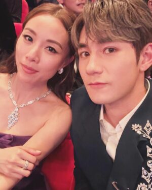 Stephy Tang Lai-Yan Instagram - 還有一些BTS ✨
Po埋就差唔多喇🤓

#圖一二等出場中
#圖三廣告時間
#阿細佬影左好多張無一張得呢張叫好d
#Kim同我好襯
#黑白黑白配
#恭喜yoyo
#我地新戲有一段親密關係♥️
#感謝我的神級團隊