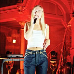 Stien den Hollander Instagram - vrijdag voor het eerste het nieuwe album live gespeeld ☄️❤️‍🔥❤️❣️⛑ wat is jullie favoriete tune? en wie zie ik 28 april in de afas live? 🤠💐