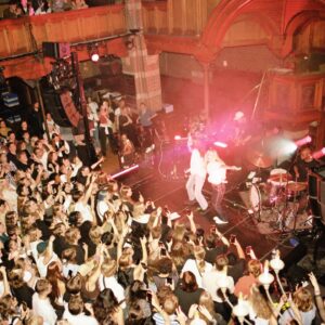 Stien den Hollander Instagram - vrijdag voor het eerste het nieuwe album live gespeeld ☄️❤️‍🔥❤️❣️⛑ wat is jullie favoriete tune? en wie zie ik 28 april in de afas live? 🤠💐