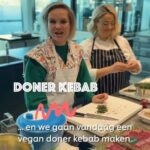 Stijn Fransen Instagram - Doner kebab 🥙 Wist jij dat je dat op allemaal verschillende manier kan klaar maken? Ik sta in de derde en laatste aflevering met Chef Ceren @cerenthechef in de keuken om Doner Kebab te maken met plantaardige kipstukjes en een kei lekkere saus 😏 @unilever heeft mij namelijk gevraagd of ik een kijkje wilde nemen bij Hive in Wageningen (een creatieve food hub waar nieuwe producten worden ontwikkeld samen met chefs van over de hele wereld)🧑‍🍳 Nou dat wilde ik wel, want hoe leuk dat je achter de schermen het hele ontwikkelproces van bijvoorbeeld de plantaardige kip kunt bekijken. Heb jij nog vragen of wil je weten hoe je deze heerlijke Doner Kebab moet klaar maken, stel ze in de comments dan kan ik daar antwoord op geven😊 #Veganuary #UniquelyUnilever #ad @hivechefs Het recept is: Doner Kebap Wrap (2 porties) Saus: 1,5 el Vegan Yoghurt 1 el Hellmann’s Vegan Mayo 1 teentje knoflook (uitgeperst) Enkele takjes verse dille (gehakt) Enkele takjes verse munt (fijngehakt) Zout en peper, naar smaak Uiensalade: 1 middelgrote rode ui 1 theelepel sumak Enkele takjes verse peterselie Zout naar smaak 1 pakje De Vegetarische Slager Kipstuckjes 1 el olijfolie 2 Knorr Beet Veggie Wraps 1. Meng voor de saus alles in een kom en zet het apart. 2. Snijd voor de uiensalade de uien dun (julienne) en bij de sumak, peterselie en het zout naar smaak. Goed mengen. 3. Verhit een pan met antiaanbaklaag met olijfolie en wanneer deze verhit is, voeg de No Chicken Chunks toe en bak ze tot ze een gouden kleur krijgen. 4. Leg de wrap op de No Chicken Chunks. Top het met de uiensalade en de saus. Vouw het dicht en geniet. * Voor een versie met minder koolhydraten kun je de wrap vervangen door een slablad.