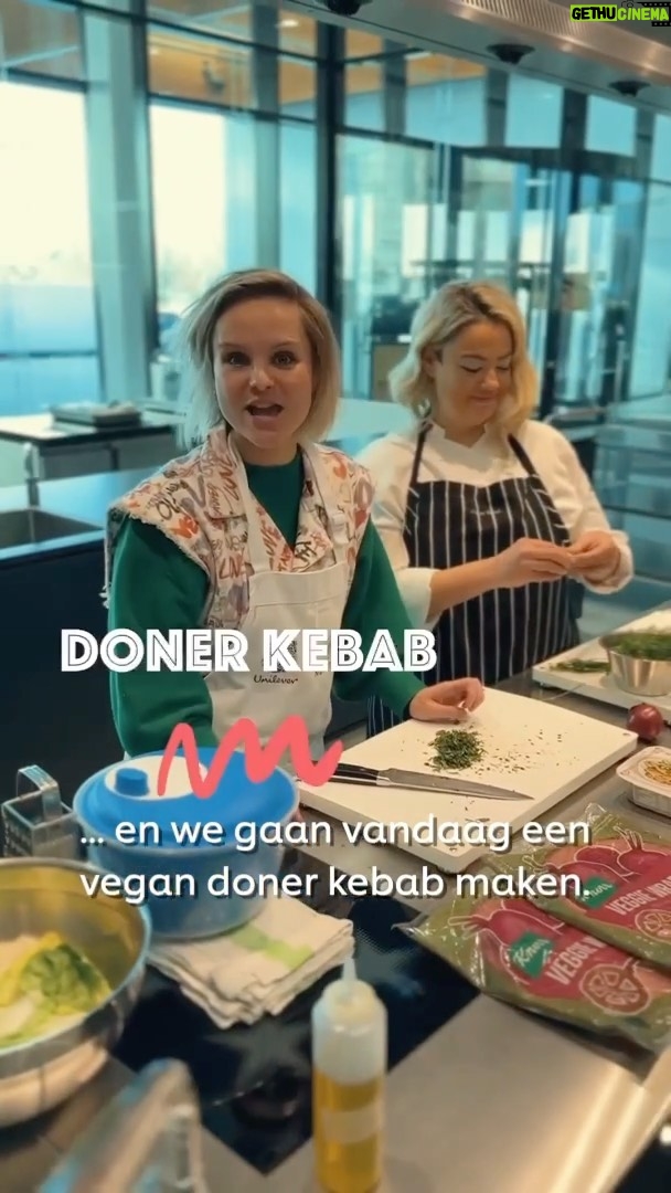 Stijn Fransen Instagram - Doner kebab 🥙 Wist jij dat je dat op allemaal verschillende manier kan klaar maken? Ik sta in de derde en laatste aflevering met Chef Ceren @cerenthechef in de keuken om Doner Kebab te maken met plantaardige kipstukjes en een kei lekkere saus 😏 @unilever heeft mij namelijk gevraagd of ik een kijkje wilde nemen bij Hive in Wageningen (een creatieve food hub waar nieuwe producten worden ontwikkeld samen met chefs van over de hele wereld)🧑🍳 Nou dat wilde ik wel, want hoe leuk dat je achter de schermen het hele ontwikkelproces van bijvoorbeeld de plantaardige kip kunt bekijken. Heb jij nog vragen of wil je weten hoe je deze heerlijke Doner Kebab moet klaar maken, stel ze in de comments dan kan ik daar antwoord op geven😊 #Veganuary #UniquelyUnilever #ad @hivechefs Het recept is: Doner Kebap Wrap (2 porties) Saus: 1,5 el Vegan Yoghurt 1 el Hellmann’s Vegan Mayo 1 teentje knoflook (uitgeperst) Enkele takjes verse dille (gehakt) Enkele takjes verse munt (fijngehakt) Zout en peper, naar smaak Uiensalade: 1 middelgrote rode ui 1 theelepel sumak Enkele takjes verse peterselie Zout naar smaak 1 pakje De Vegetarische Slager Kipstuckjes 1 el olijfolie 2 Knorr Beet Veggie Wraps 1. Meng voor de saus alles in een kom en zet het apart. 2. Snijd voor de uiensalade de uien dun (julienne) en bij de sumak, peterselie en het zout naar smaak. Goed mengen. 3. Verhit een pan met antiaanbaklaag met olijfolie en wanneer deze verhit is, voeg de No Chicken Chunks toe en bak ze tot ze een gouden kleur krijgen. 4. Leg de wrap op de No Chicken Chunks. Top het met de uiensalade en de saus. Vouw het dicht en geniet. * Voor een versie met minder koolhydraten kun je de wrap vervangen door een slablad.
