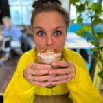 Stijn Fransen Instagram - Lievelings ☕️ Een pumpkin spice latte is echt mijn nieuwe lievelings geworden. Hier in Apeldoorn kan je echt de aller lekkerste krijgen 🙏 Nu nog een golden milk en dan kan mijn winter niet meer stuk! Hebben jullie winter lievelingsdrankjes? #koffie #coffee #pumpkinspicelatte #goldenmilk