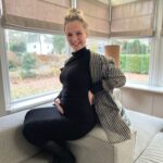 Stijn Fransen Instagram - Hallo Baby 🤰 Eindelijk hoef ik mijn buik niet meer inhouden, er is nog een mini mensje in de maak 💜 Heel veel zin om met je te knuffelen. Maar we moeten nog even geduld hebben… #baby #babybelly #pregnant #preggo #zwanger #minimensjeindemaak #happy #kannietwachten