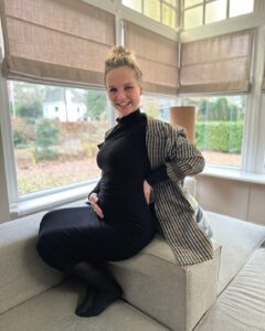 Stijn Fransen Instagram - Hallo Baby 🤰 Eindelijk hoef ik mijn buik niet meer inhouden, er is nog een mini mensje in de maak 💜 Heel veel zin om met je te knuffelen. Maar we moeten nog even geduld hebben… #baby #babybelly #pregnant #preggo #zwanger #minimensjeindemaak #happy #kannietwachten