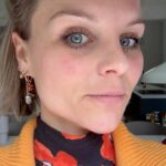 Stijn Fransen Instagram - Hydrateren kun je leren 💦 wist jij dat veel mensen dagelijks worden GECONFRONTEERD MET STRESS, VERVUILING OF EXTREME KLIMAATOMSTANDIGHEDEN...en dat die omstandigheden kunnen leiden tot een fragiele huid?! Vet interessant vind ik dit soort weetjes. Want alleen zo kom ik er dus achter wat werkt voor mijn huid. La Roche-Posay heeft een nieuws serum en het is officieel mijn nieuwe LIEVELINGS 🥰 CICAPLAST B5 SERUM ultra hydraterend & barriéreherstellende en verzachtende. Helpt zichtbaar de huid kwaliteit te verbeteren vanaf dag 1. En ik heb dat natuurlijk getest en zie zelf het resultaat in het filmpje 🥳 @larocheposay #larocheposay #cicaplast #skincare #ambassador #trots #ad