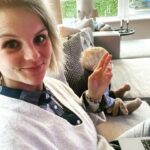 Stijn Fransen Instagram - Administratie Bumba 😜 Ik heb iets gevonden waardoor meneer stil zit (dat gebeurt nooit!) hahaha. Hoe erg ik het ook vind om je kind te “parkeren” voor de tv, is het wel even heel handig want oef die administratie MOET vandaag af 🤦🏼‍♀️ Hoe doen jullie dat want het moet toch ook anders kunnen of is dit de oplossing? 🥳 #administratie #bumba #stilzitten #speen #thee