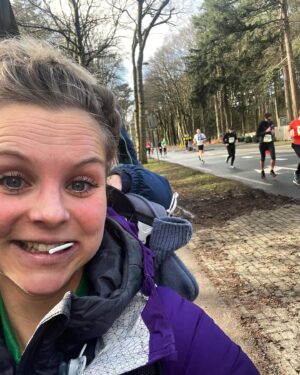 Stijn Fransen Instagram - Aanmoedigen 🏃 Midwinter marathon hier in het Apeldoornse. Zo gaaf om al die renners te zien. Lieuwe en ik hebben jullie allemaal aangemoedigd 👍 Trots op vriendlief en vriendinnetje en haar maatje die even 25km er uit knallen BAM 💥💪🏼 
Nu die rugzak af want baby 2.0 vind het medium fijn worden hahaha 🤰 

#midwintermarathon #apeldoorn #trots #aanmoedigen #metzndrieën #pregnant