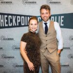 Stijn Fransen Instagram - Met mijn knappe man over de loper 😎 Checkpoint Charlie Echt een aanrader om heen te gaan! Mooie liederen, waanzinnig gezongen, heel goed verhaal, prachtig gespeeld. Ik moest zelfs een traantje weg pinken 🥹 @checkpointcharliedemusical 👌 #checkpointcharlie #musical #premiere #loper #babybelly #pregnant
