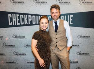 Stijn Fransen Instagram - Met mijn knappe man over de loper 😎 Checkpoint Charlie Echt een aanrader om heen te gaan! Mooie liederen, waanzinnig gezongen, heel goed verhaal, prachtig gespeeld. Ik moest zelfs een traantje weg pinken 🥹 

@checkpointcharliedemusical 👌

#checkpointcharlie #musical #premiere #loper #babybelly #pregnant