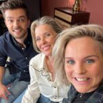 Stijn Fransen Instagram - Familie Dekker 👩‍👧‍👦 was weer even compleet vandaag. Heerlijk om weer even terug te komen in het oude nest. @gtst Wat wij hebben gedaan blijft natuurlijk nog eventjes geheim maar van t zomer kan je het zien! Blijft toch bijzonder, grappig en fijn hoe goed wij elkaar kennen en hoe snel je weer in de oude dynamiek terug gaat! 🫶 #familiedekker #gtst #sam #rover #linda #terugophetnest